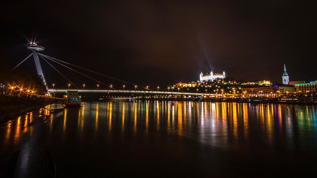 Most SNP s UFO, Bratislavský hrad a Dóm sv. Martina v noci nad Dunajom